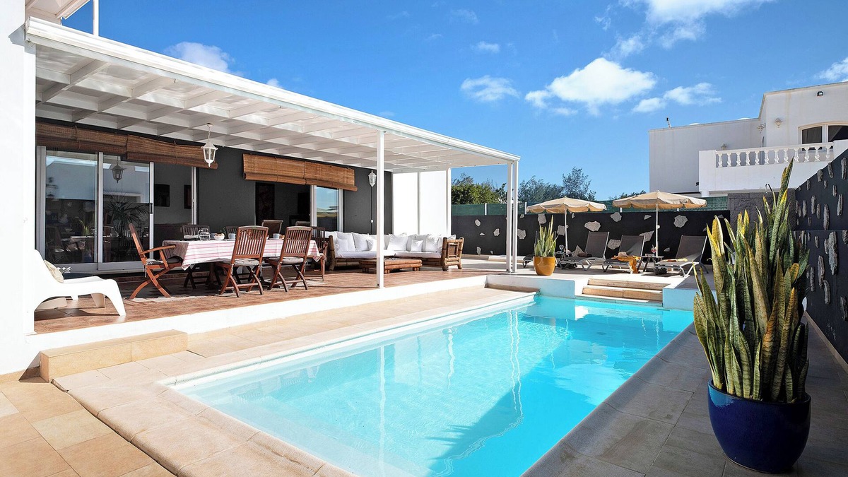 Costa Teguise Villa | Air-Conditioned Villa with Luxurious Pool Area & Terrace Close to Golf Course