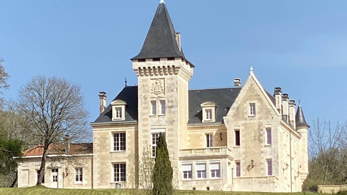 Nouvelle-Aquitaine Villa | Air-conditioned villa at Château de Bellevue, heated pool, 6 adults + 2 children