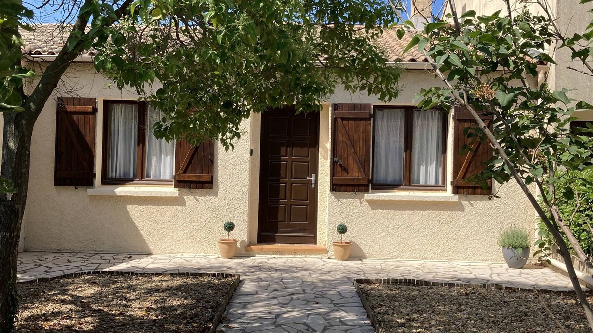 Magalas House | Air Conditioned Villa with Gardens, Garage, BBQ and Sun Terrace