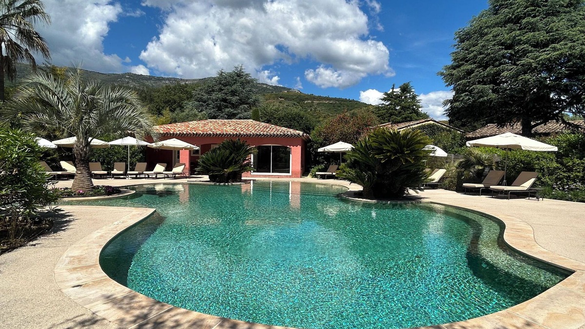 Carros Villa | Air-conditioned villa with private garden and swimming pool