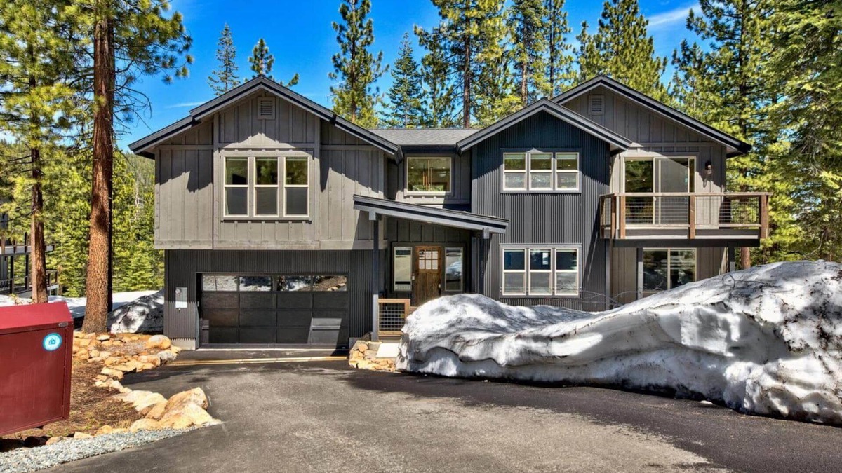 Kingswood Estates Cabin | Air Conditioning, Designer Mountain Home, Hot Tub, Bunk Beds, EV Charger