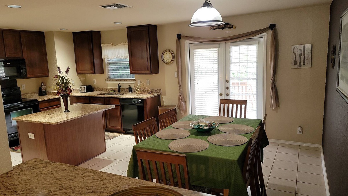 Southside House | Air & Space Force Basic Training Grads/Ex-Large home mins from Lackland AFB/Golf