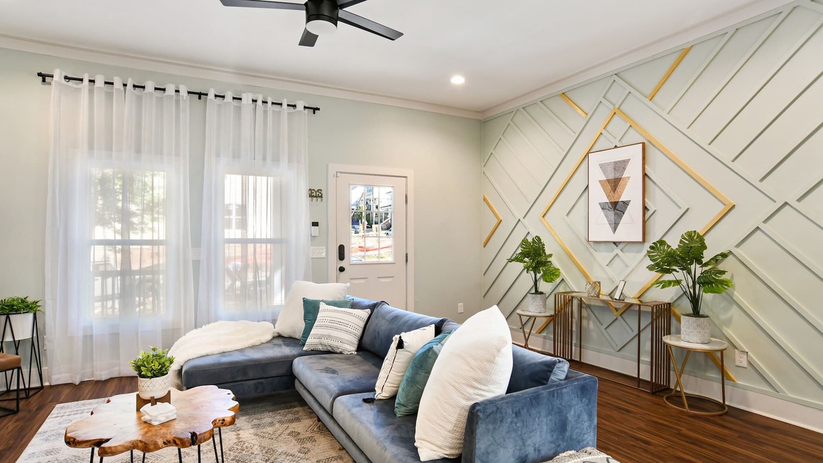 Edgewood House | Airbnb.com/p/DesignedByDom - Over 450 Five-Star Reviews