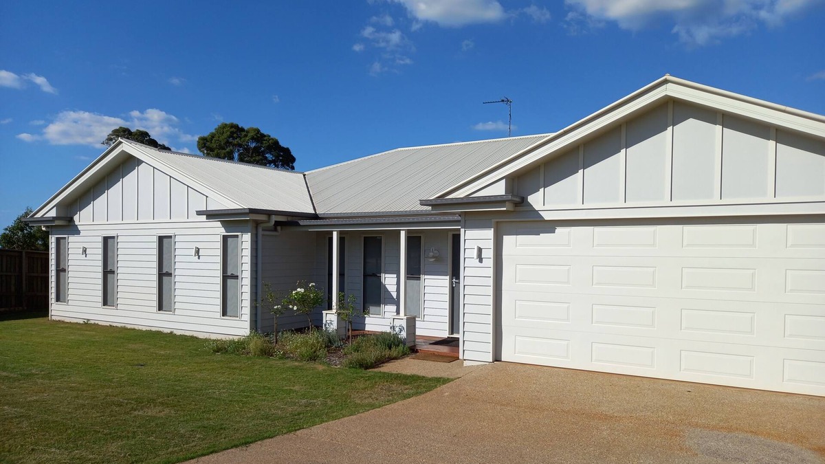 Kleinton House | Airconditioned large family home. Sleeps 8 and pet friendly.