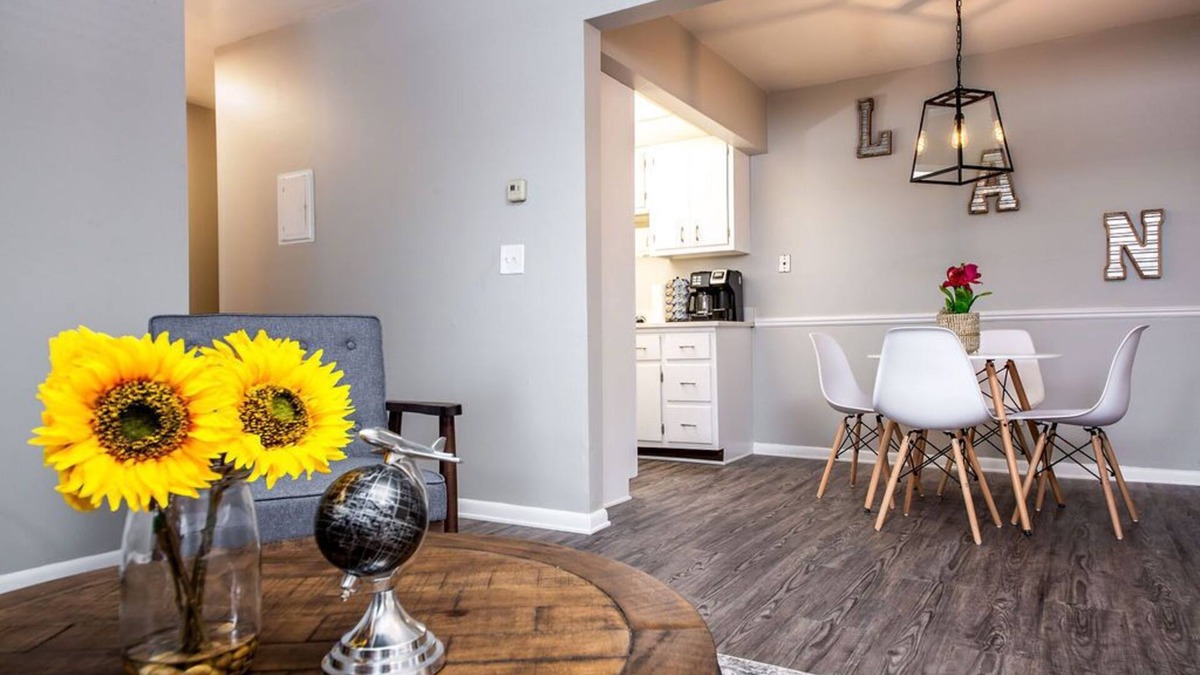 Lansing Apartment | Airport Apartments #2- The Hangar