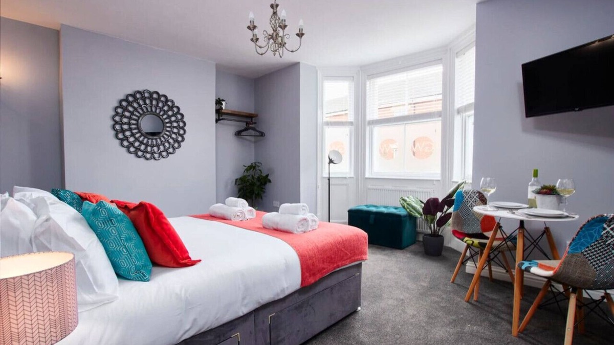 Castle Donington Apartment | Airport Close, Work Ready: Gym Access, Fast Wifi