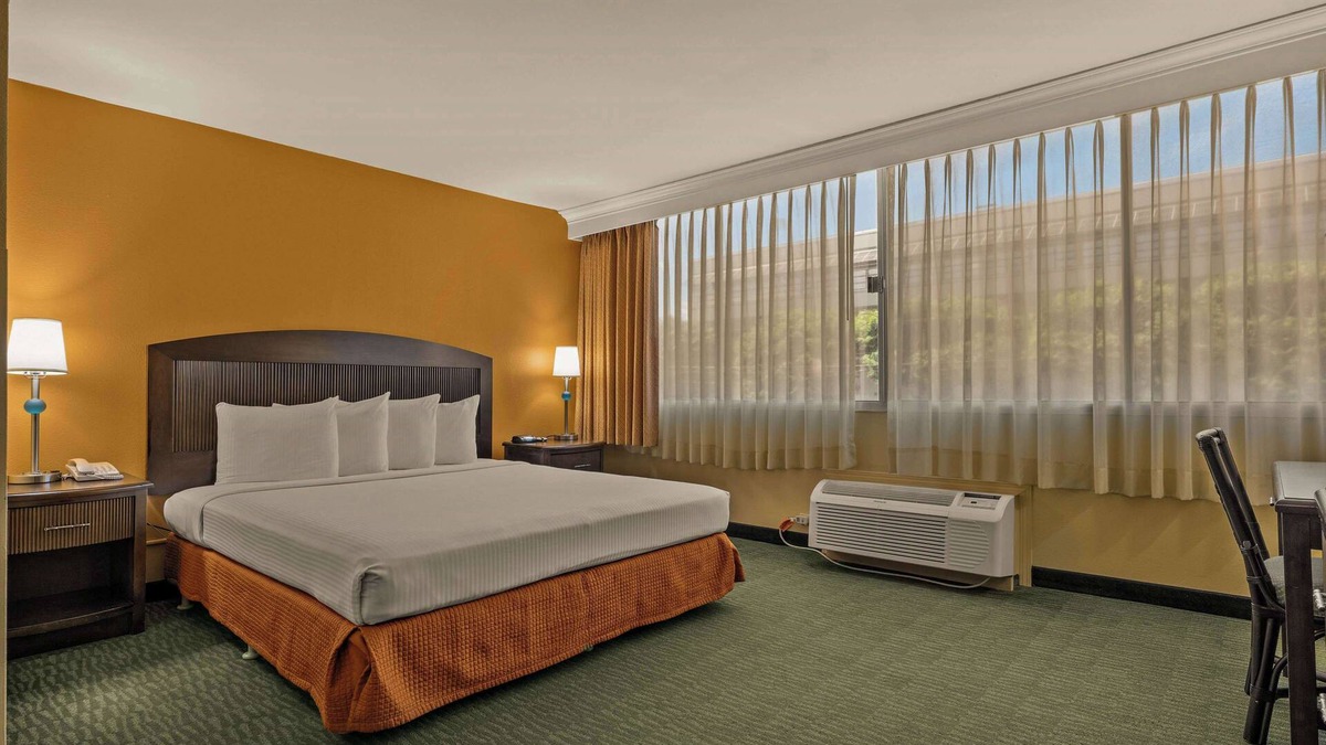Western Honolulu Hotel | Airport Honolulu Hotel, Trademark Collection by Wyndham