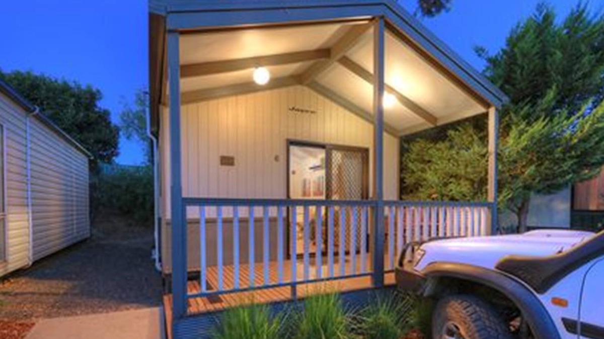 Attwood Hotel | Airport Tourist Village Melbourne