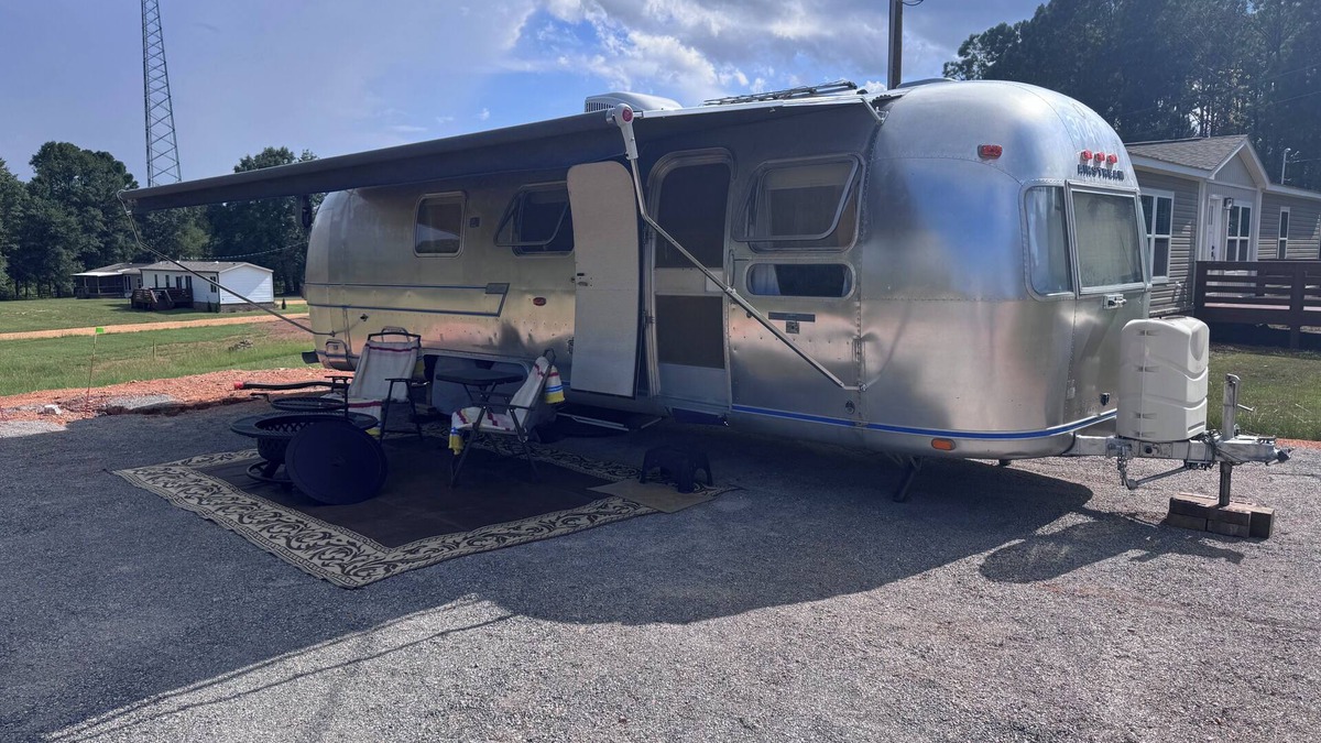 Cropwell House | Airstream Land Yacht 31ft