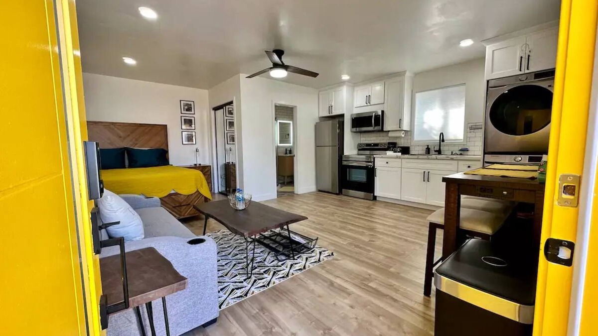 Gardena Apartment | Airy Arty Studio with Amenities