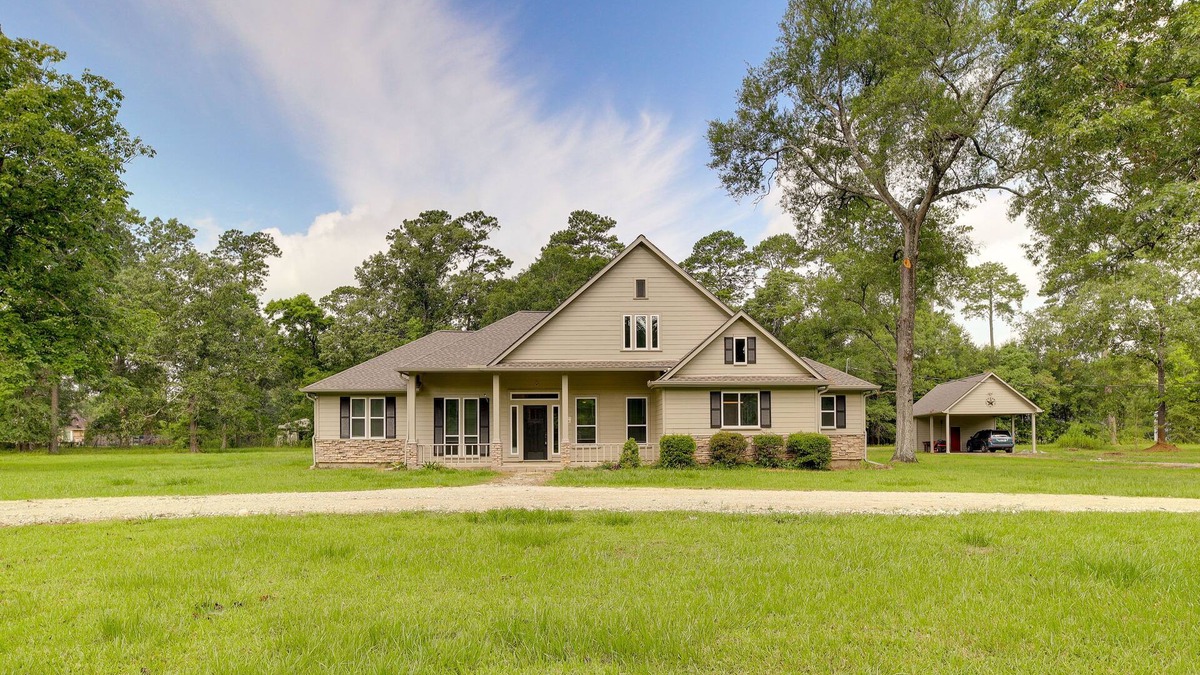 Hull House | Airy Dayton Vacation Home w/Deck + Private Yard!