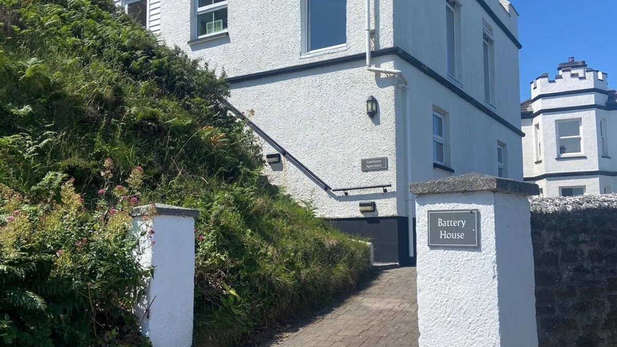 Portreath Apartment | Airy seaside apartment overlooking beach - ideal for exploring West Cornwall