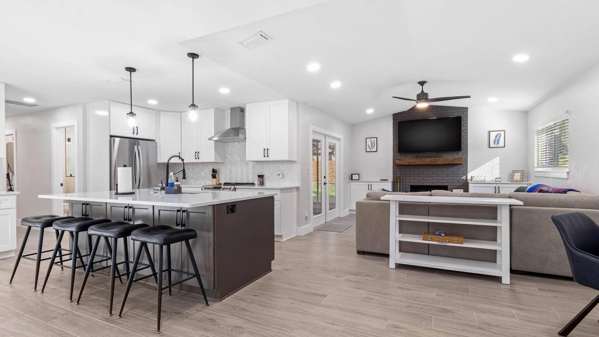 Gainesville House | Airy, Spacious, Newly Renovated Home – Walk to UF!