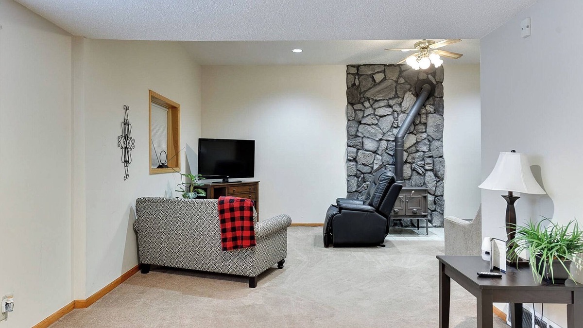 South Central Omaha Apartment | Aksarben Two Bed, One Bath Duplex Suite