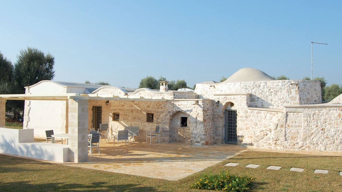 Ostuni Villa | "Al Guappo D'oro," trullo with pool nestled in the Apulian countryside.
