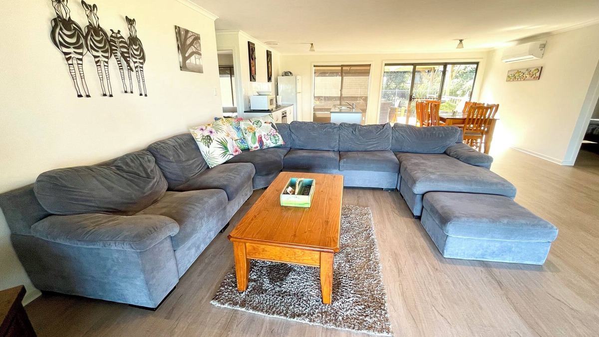 Kingscote House | Al-Pac-Em Inn - Farm Stay