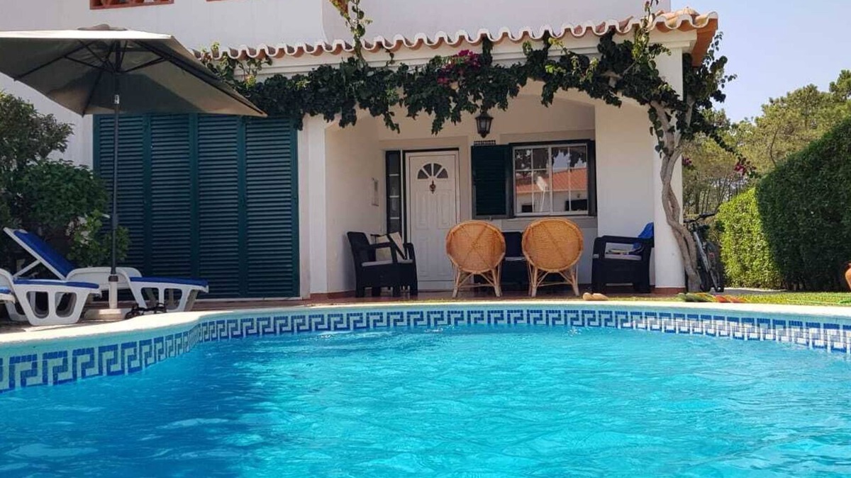 Retur House | AL41689 Lovely 5 Bed 3 Bath House With Pool Within Walking Distance of Beach.