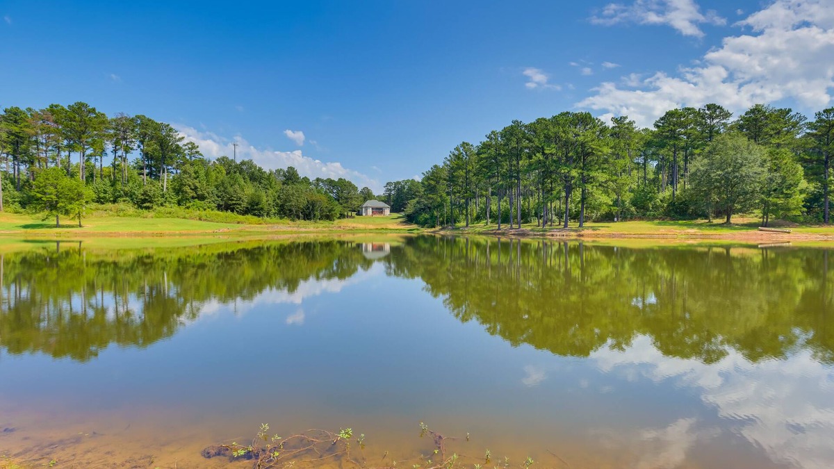 Eutaw House | Alabama Retreat w/Private Pond, Deck & Pool Table