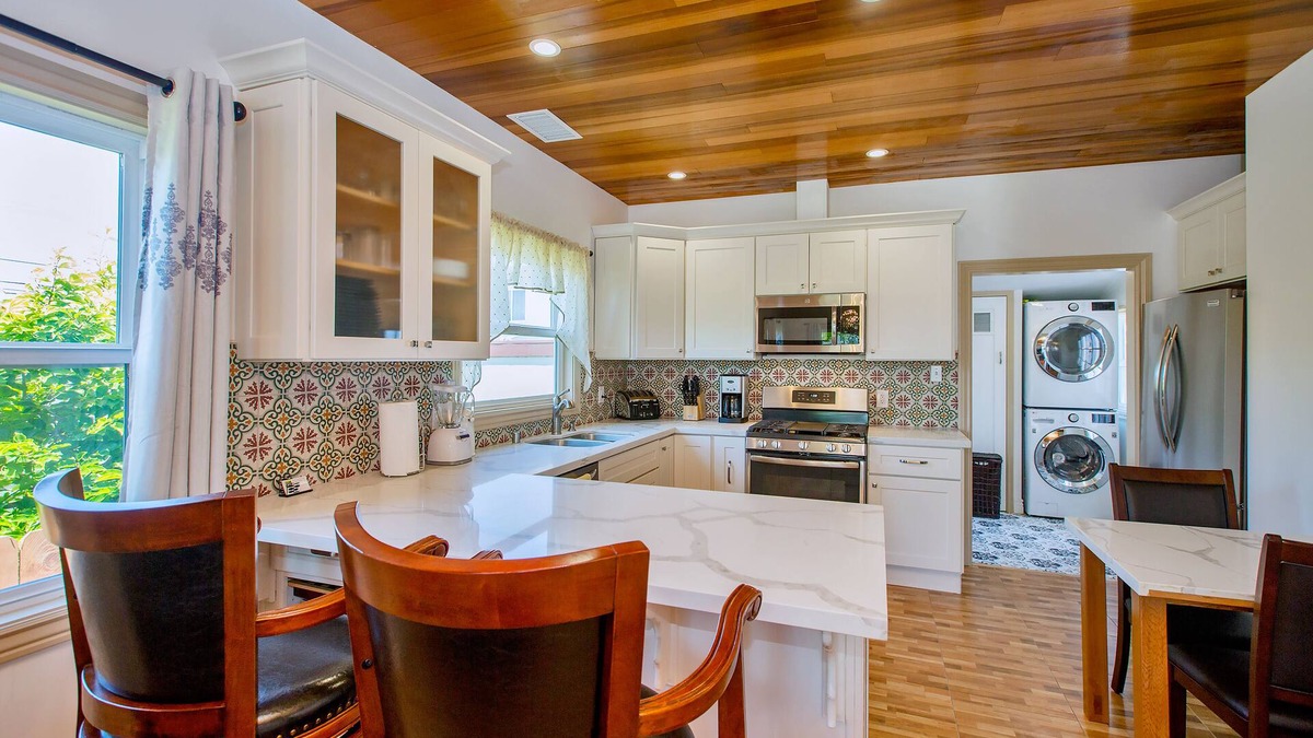 West Alameda House | Alameda 2BR 2BA house, AC, near ferry to San Francisco, 2 free parking spaces.
