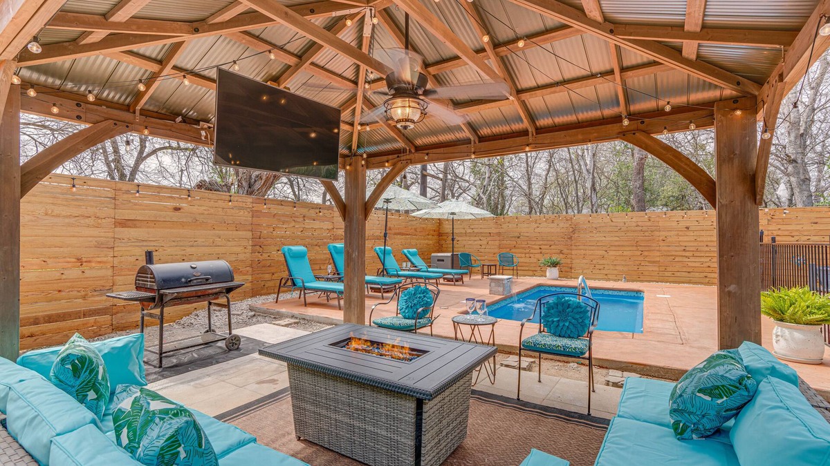 Northwest Los Angeles Heights House | Alamodome 6 mi, 5 BDRMS, Movie Rm, Pool, PS5, XBOX