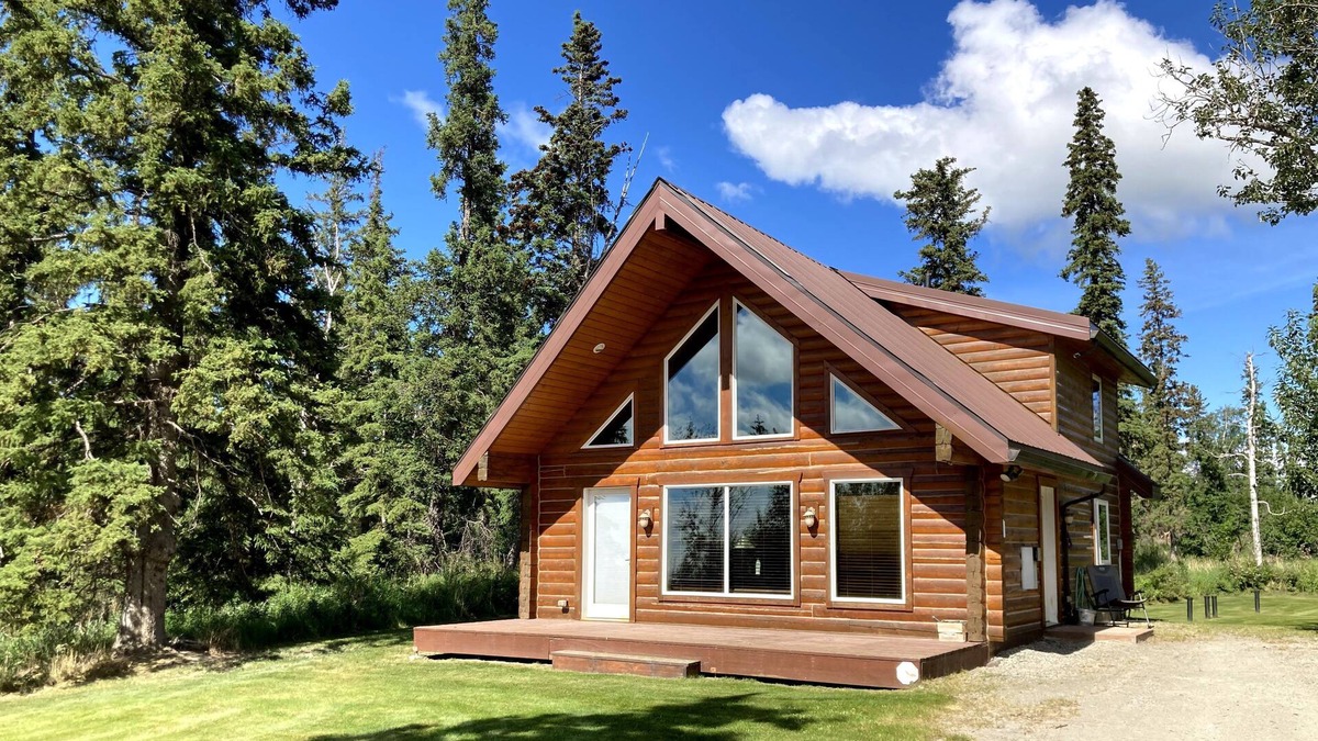 Delta Junction House | Alaska Range Hideaway luxury cabin w/ mountain view