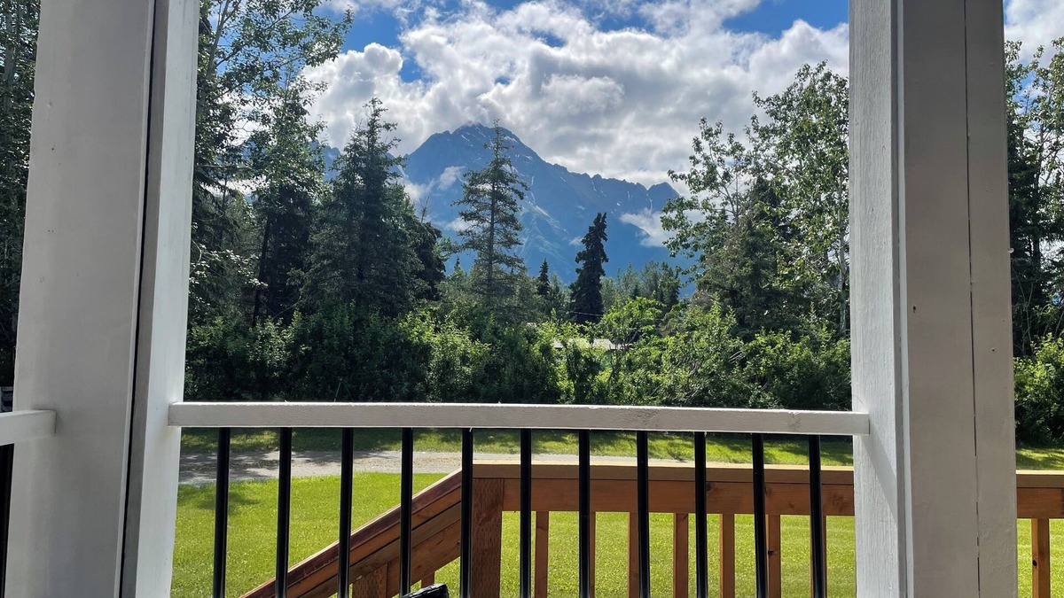 Butte Cabin | Alaskan Adventure Begins Here: Beautiful Creekside Oasis!