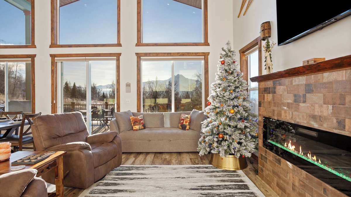 Palmer House | Alaskan White Christmas: Snow, Hot Tub & Magic!