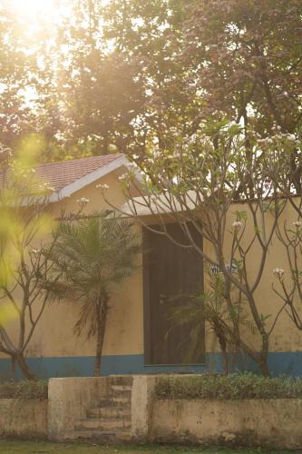 Murbad Villa | Alaya Stays Nehamrit Courtyard Villa Pet friendly Villa with Outdoor Bathtub