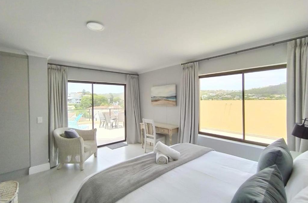 Robberg Beach Apartment | Alba Tramonto - 4 bed 3 bath - 100m to Robberg Beach & Large Patio