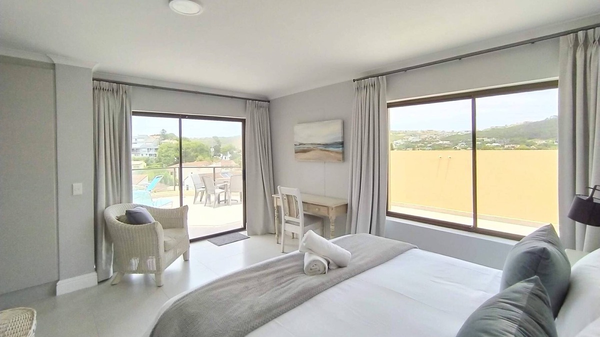 Robberg Beach Apartment | Alba Tramonto | 4 bed 3 bath - 100m Robberg Beach