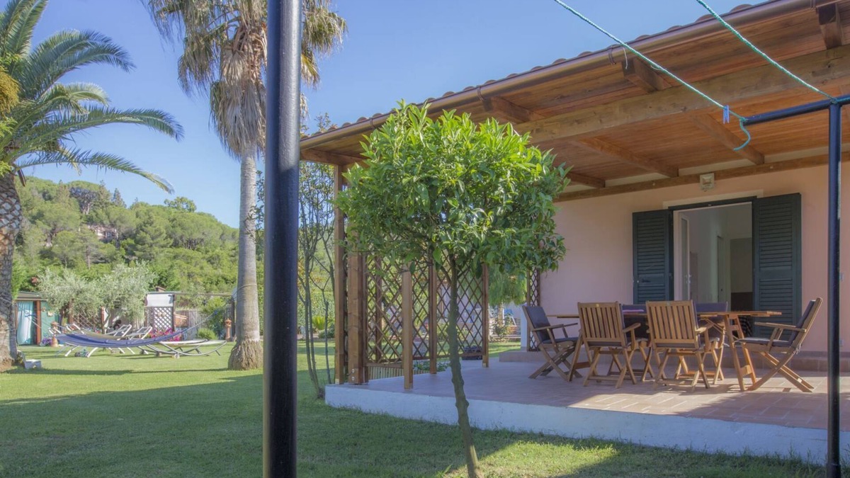 Marina di Campo Apartment | Albero del Pepe 2 with lush garden
