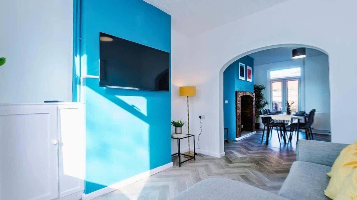Newcastle-Under-Lyme House | Albert House Summary: