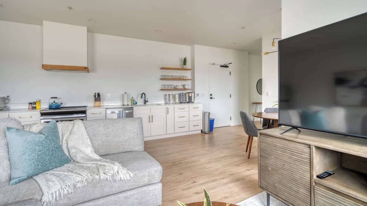 Humboldt Apartment | Alberta Arts 2BR Prime Spot Modern Vibes