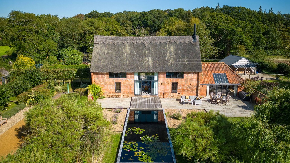 Beccles House | Alexandra Barn - Five Bedroom House, Sleeps 10