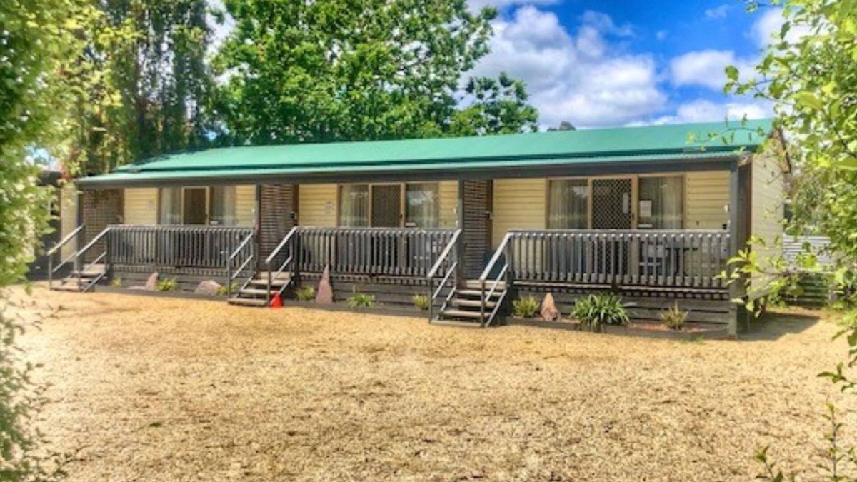 Alexandra Cabin | Alexandra Parklife. Studio 5