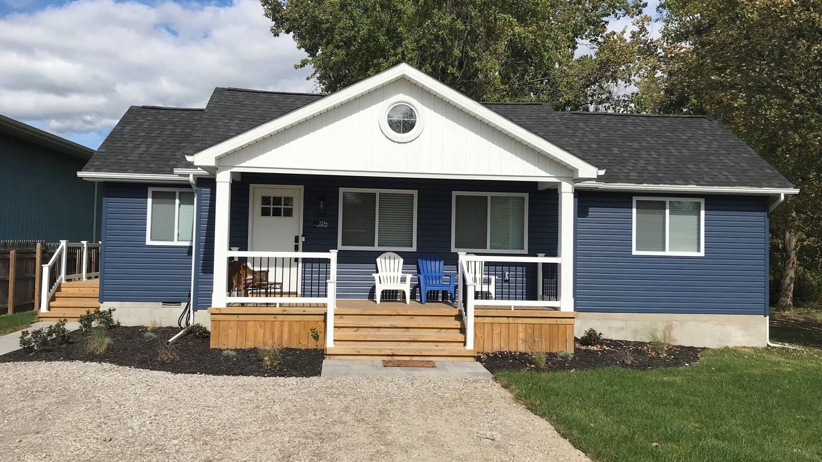 Algonac House | Algonac Harbour House
