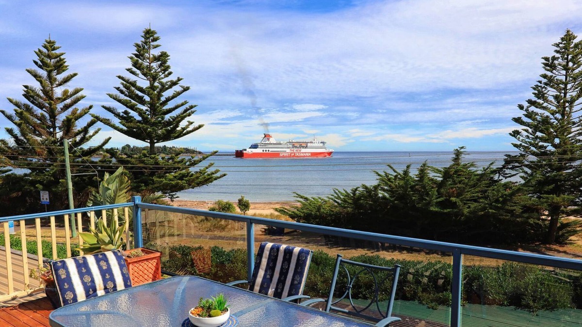 East Devonport House | Alice Beside The Sea - 4 Bedroom Holiday House.