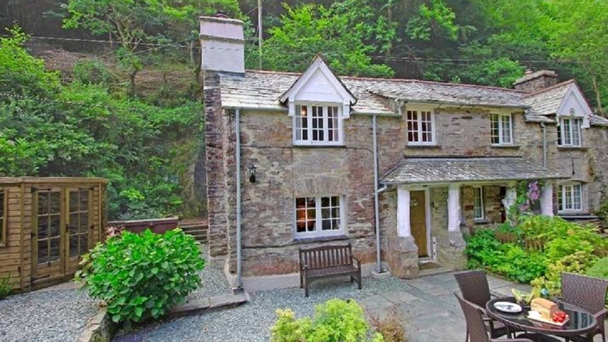 Looe Cottage | Alice's Cottage, Stands In The Beautiful Kilminorth Woods At Watergate