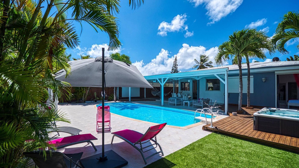Dunoyer Villa | Aline, villa with swimming pool and jacuzzi, close to all amenities