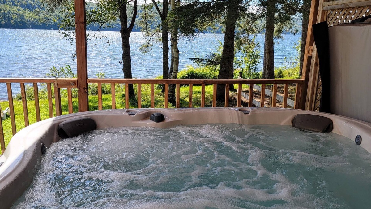 Riviere-Rouge House | Alison The Little Getaway with A Private Hot Tub