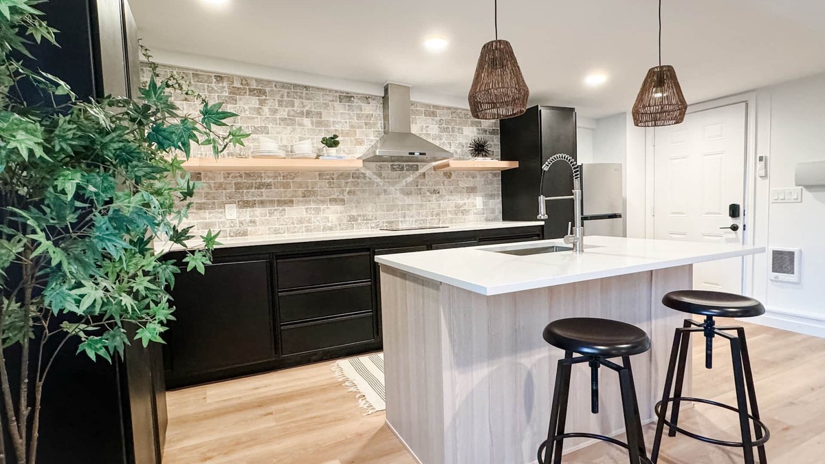 Alki Apartment | Alki Beach Courtyard Cabin
