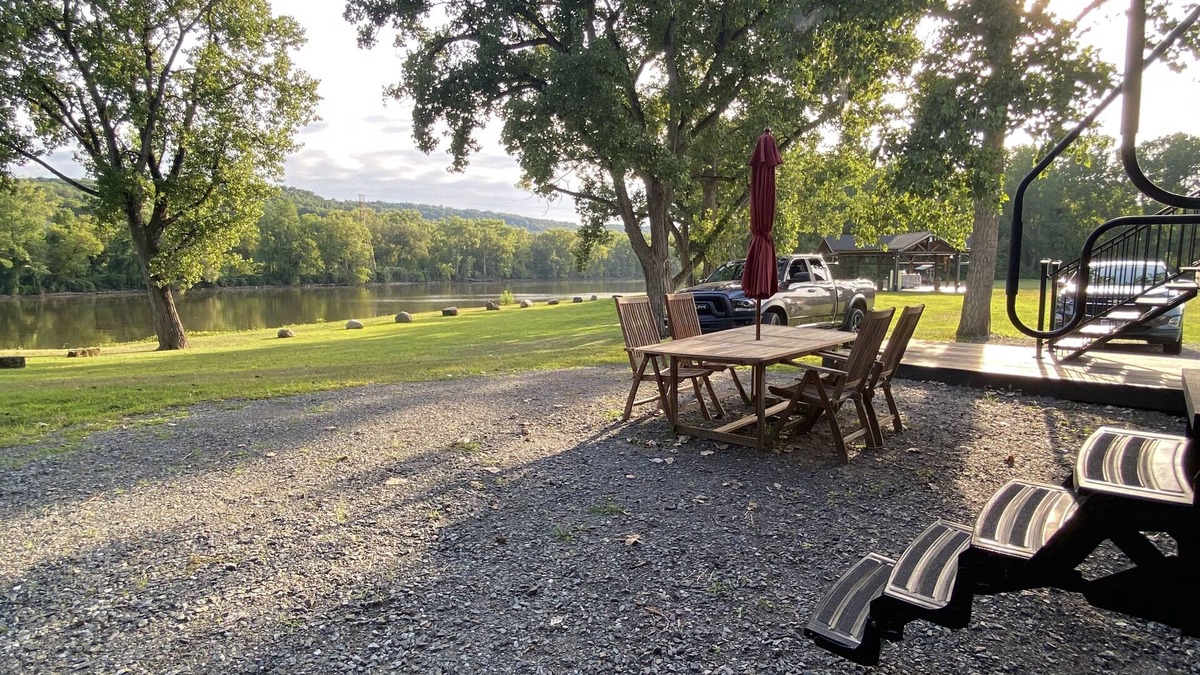 St. Johnsville Cabin | All aboard! Riverfront FJ&G Caboose