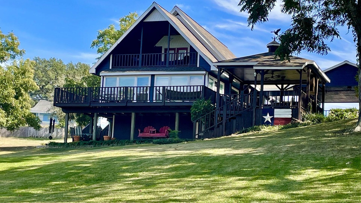 Coldspring House | All Decked Out on Beautiful Lake Livingston