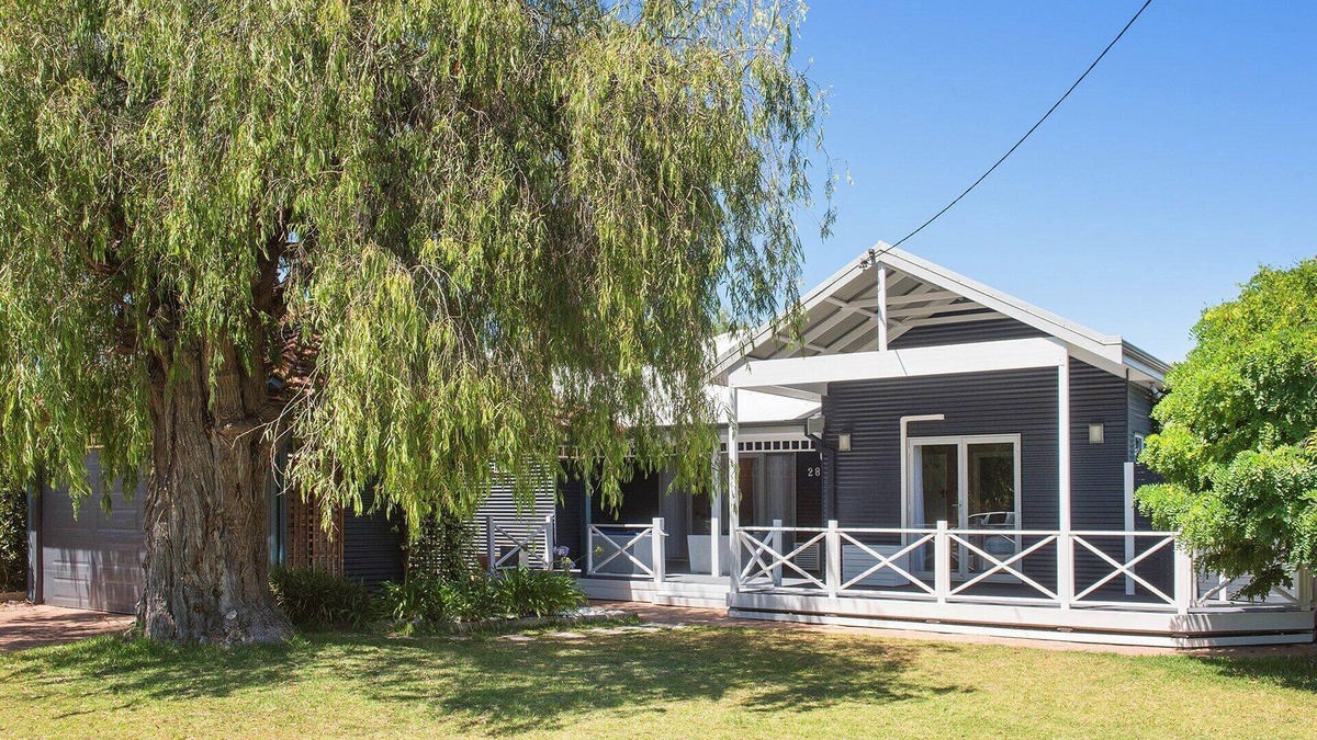 West Busselton House | All Decked Out- WIFI, A/C in bedrooms, Fireplace