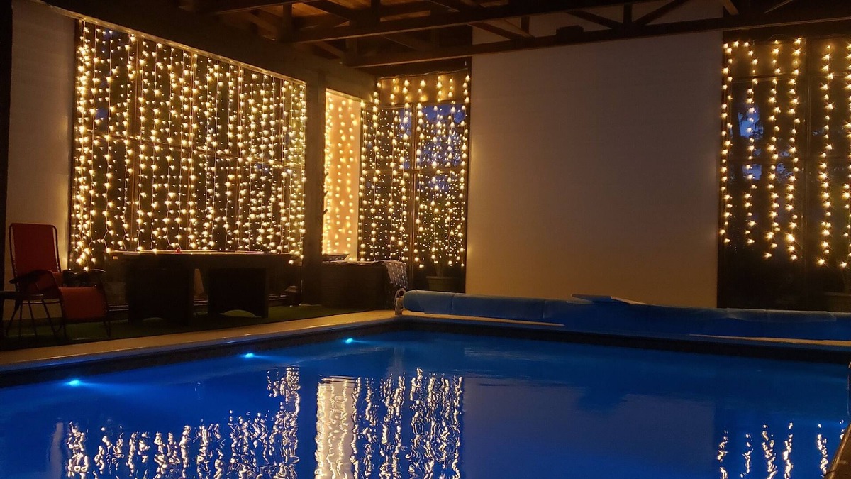 Salmon Arm House | All in one getaway! Indoor pool, hot tub, sauna and more! Close to lake+shopping