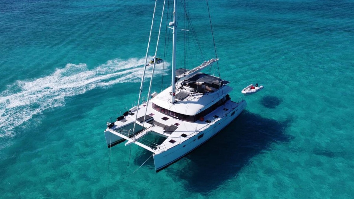 Nassau Boat Rental | All inclusive luxury sailing catamaran Amura in Nassau, Bahamas