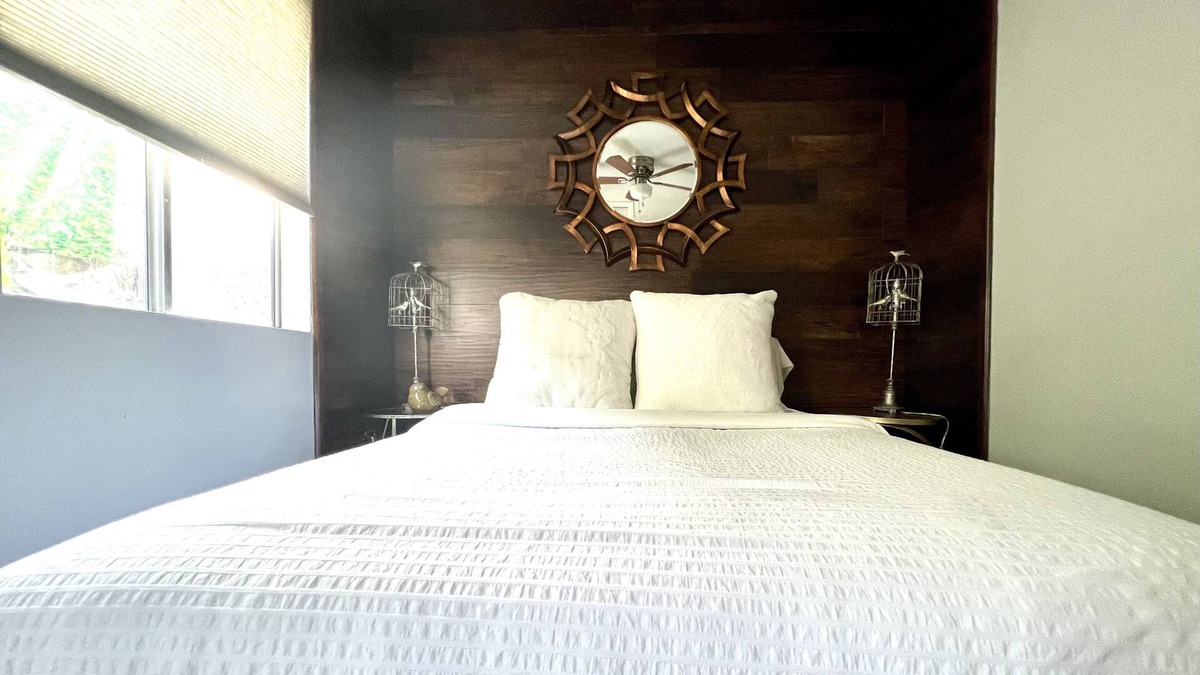 Vista Cottage | All New Interior Full Kitchen, Full Fence Yard, Pet Friendly, City Hideaway
