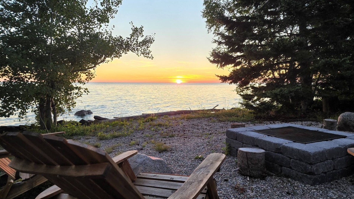 Lester Beach House | All season 3BR Lakefront Firepit & Place Hot Tub Sun Room 2-Garage Luxury House