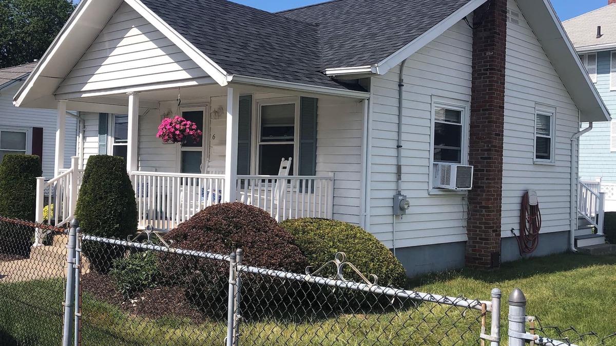 Hull House | All Season Charming Hull Beach House. ONLY 3 minute walk to Beach!