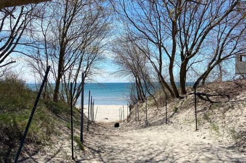 Wainfleet House | All Season Cottage close to Long Beach